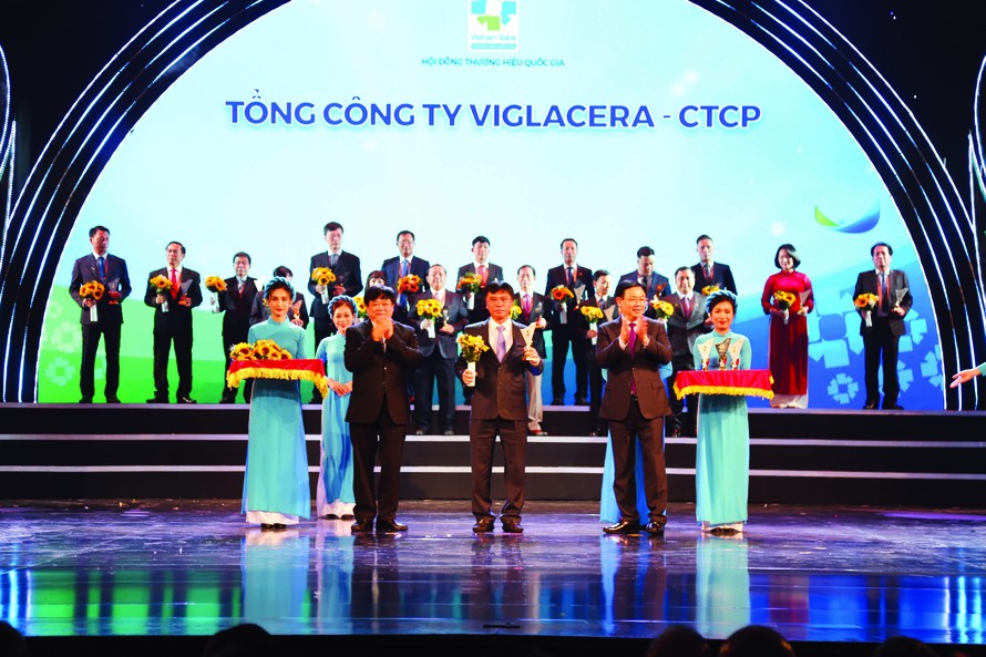 Bí thư Thành ủy Hà Nội Vương Đình Huệ trao Biểu trưng "Thương hiệu Quốc gia năm 2020" cho Phó Tổng giám đốc Nguyễn Anh Tuấn - đại diện Tổng công ty Viglacera - CTCP