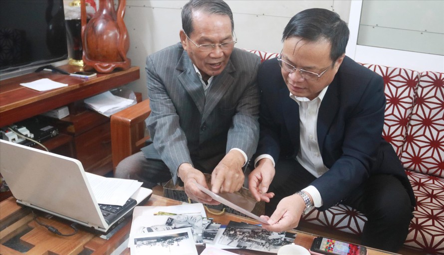 Ông Lê Ðình Rê (trái) chia sẻ những tư liệu quý với Chủ tịch UBND huyện Hoàng Sa Võ Ngọc Ðồng. Ảnh: Nguyễn Thành 