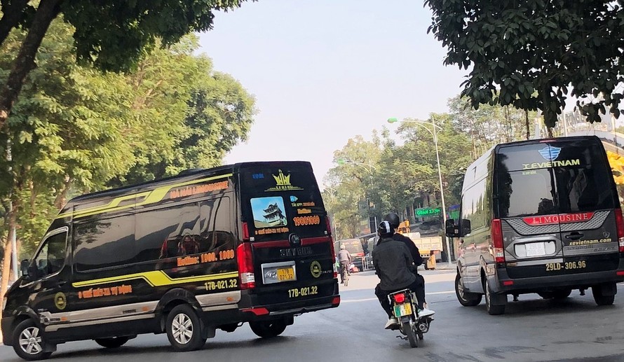 Xe hợp đồng Limousine hãng X.E Việt Nam và Hà Hải đứng bắt trả khách thường xuyên trên đường Trần Nhân Tông