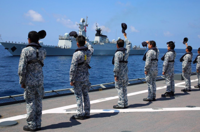 Lính hải quân Singapore vẫy chào một tàu khu trục Trung Quốc đang rời đi sau một đợt tập trận chung. Ảnh: Xinhua