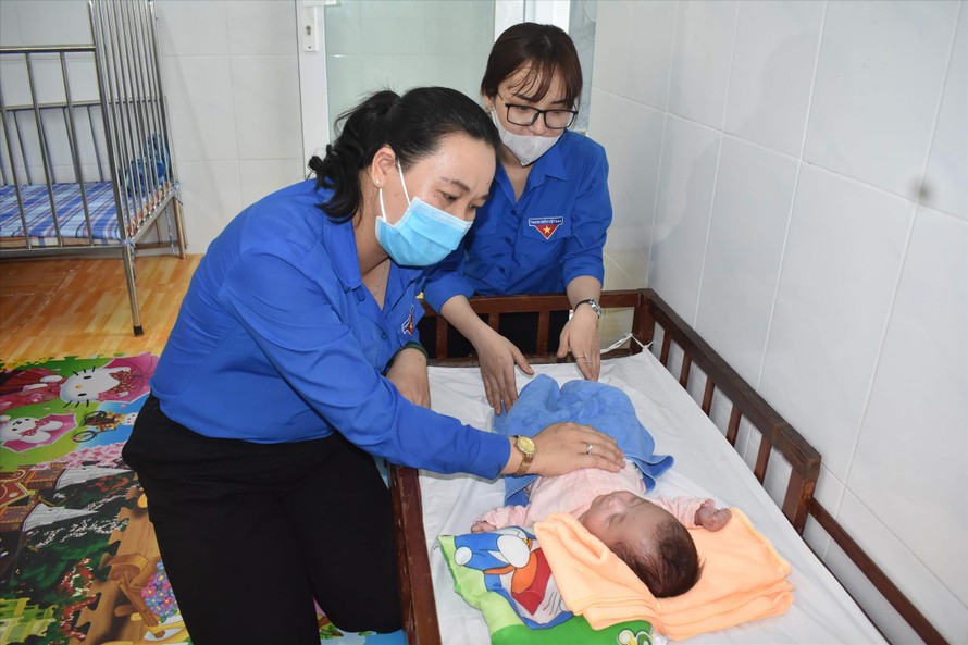 Chị Võ Kim Chuyền, Bí thư Tỉnh Ðoàn Sóc Trăng thăm hỏi trẻ em tại Trung tâm bảo trợ xã hội Sóc Trăng ẢNH: HÒA HỘI