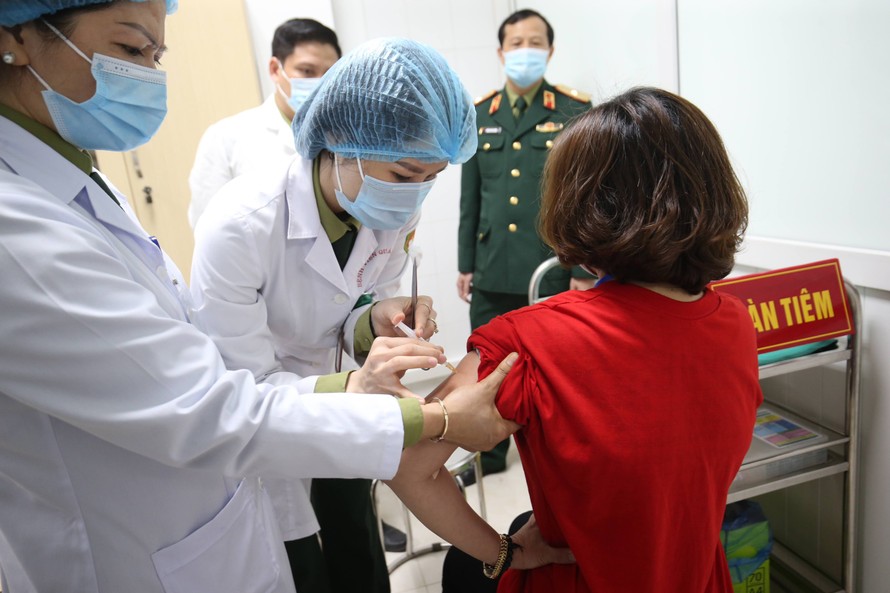 Tiêm thử nghiệm vắc-xin phòng COVID-19 do Việt Nam sản xuất. Ảnh: Như Ý 
