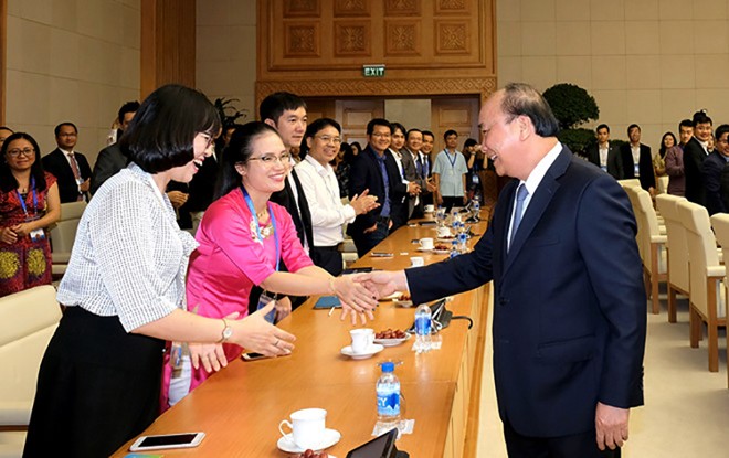 Thủ tướng Nguyễn Xuân Phúc gặp mặt 100 trí thức trẻ người Việt ở nước ngoài sáng 19/8. Ảnh: Quang Hiếu