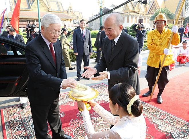 Quốc vương Norodom Sihamoni nhiệt liệt chào mừng Tổng Bí thư, Chủ tịch nước Nguyễn Phú Trọng sang thăm cấp Nhà nước Campuchia. Ảnh: TTXVN 