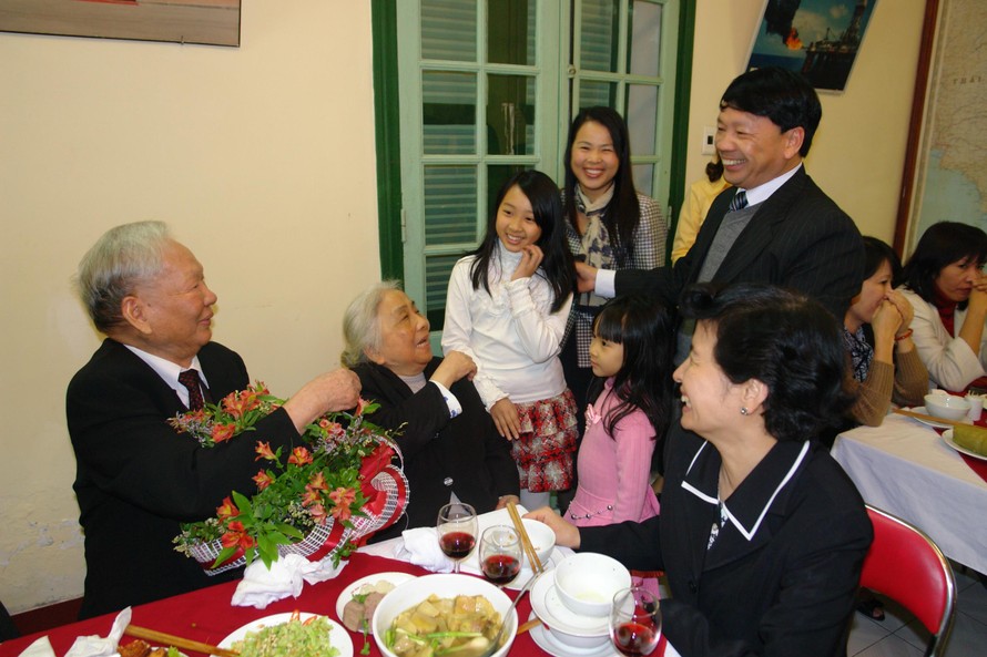Nguyên Chủ tịch nước Lê Ðức Anh cùng gia đình nhà báo Vũ Sơn Thủy 