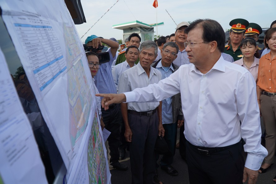 Phó Thủ tướng Trịnh Ðình Dũng thị sát và gặp gỡ người dân ở khu vực xây dựng Sân bay Long Thành 