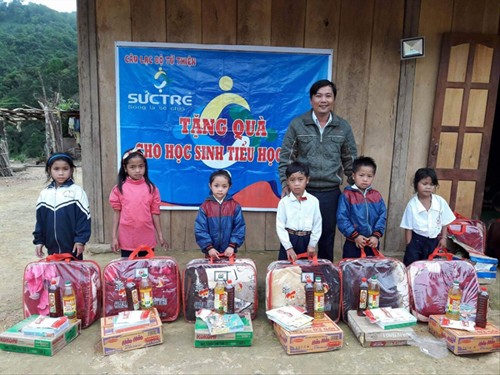 Thầy Tuấn trong một lần cùng CLB từ thiện tặng quà cho học sinh tại thôn Atu1, xã Ch’ơm, huyện Tây Giang 