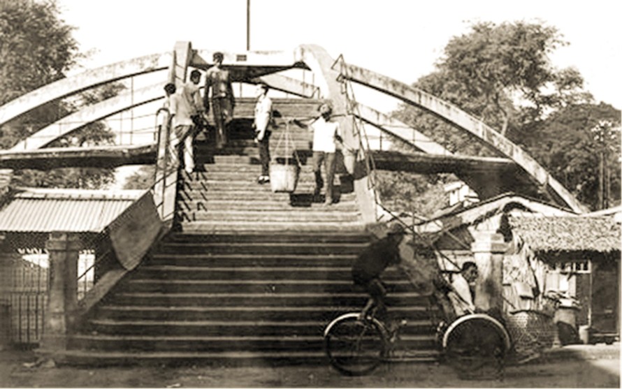Cầu Ba Cẳng là nơi dân chơi, các băng nhóm giang hồ ở vùng Chợ Lớn thường xuyên tụ tập. Ảnh tư liệu