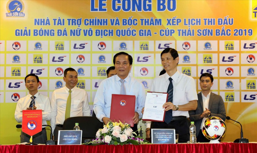 Ông Cấn Văn Nghĩa (trái) tại một sự kiện tài trợ cho bóng đá nữ Việt Nam ảnh: VSI 