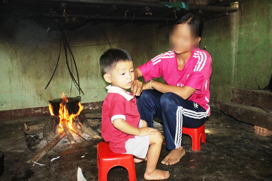 Sau giờ tan học, cô học trò Phạm T. C lại về với con bên ngôi nhà của mình, lo bếp núc, việc nhà Ảnh: Nguyễn Ngọc