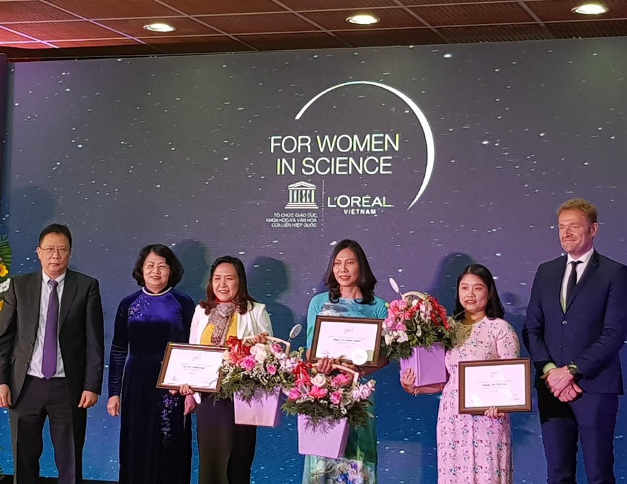 Phó Chủ tịch nước Đặng Thị Ngọc Thịnh cùng các đại biểu trao giải cho 3 nhà khoa học 