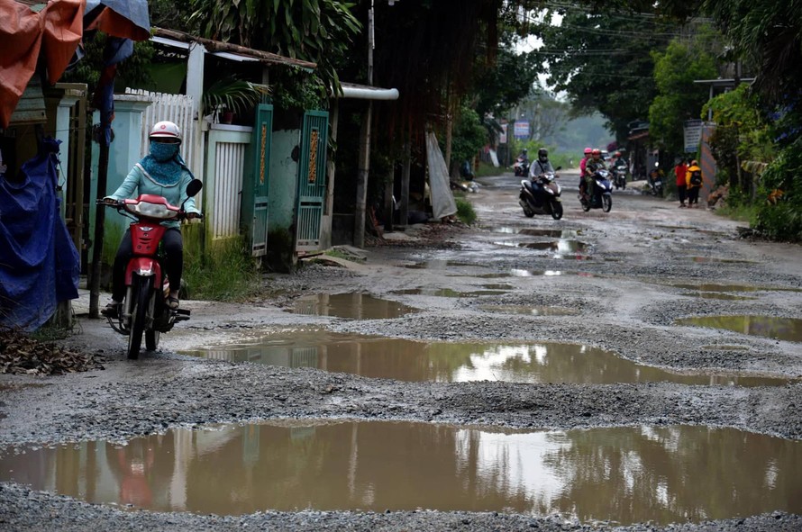 Nhiều tuyến đường tại huyện Bình Sơn, nhà thầu Giang Tô (Trung Quốc) mượn để phục vụ việc thi công cao tốc đang hư hỏng nặng. Ảnh: Nguyễn Ngọc