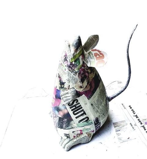 Một con chuột bằng giấy báo đang được hoàn thiện 