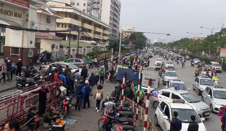 Xe taxi đỗ thành 2 -3 làn trước cổng Bệnh viện Bạch Mai chiếm hơn nửa đường 