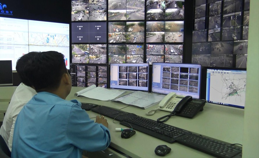  Trung tâm Quản lý điều hành giao thông giám sát camera giao thông trích xuất hình ảnh phương tiện vi phạm để xử phạt nguội 