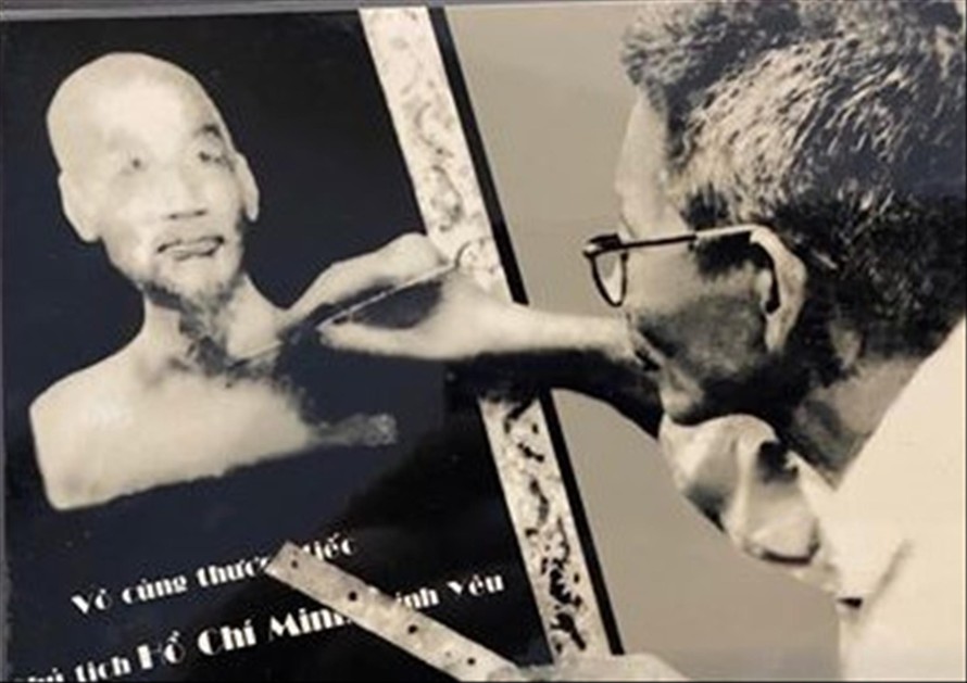 Ông Phú Nguyên đang chế tác chân dung Bác, 1969