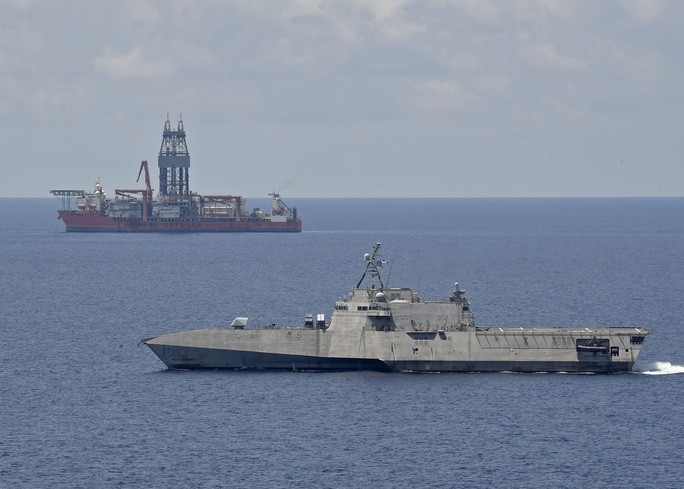 Tàu chiến Mỹ đi gần tàu thăm dò dầu khí West Capella do Malaysia thuê, hoạt động ở Biển Đông. Ảnh: Korea Herald 