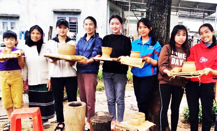 Học sinh hào hứng với sản phẩm gốm do chính tay mình nặn 