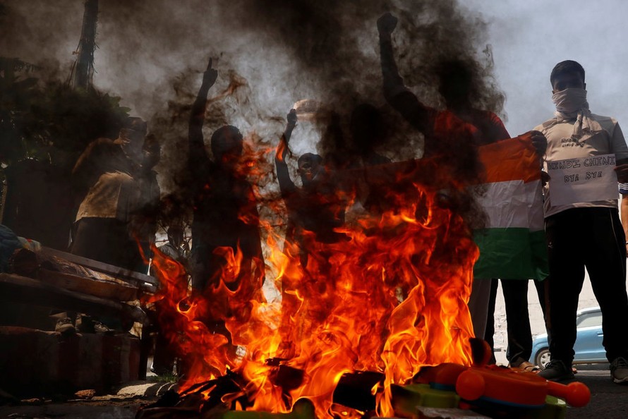 Người biểu tình Ấn Độ đốt hàng Trung Quốc ở New Delhi ngày 18/6 ảnh: Reuters 
