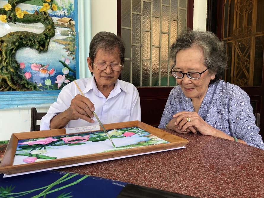 Dù tuổi đã cao nhưng ngày ngày vợ chồng ông Út Tai vẫn cùng nhau làm tranh gói vải Ảnh: Kim Hà
