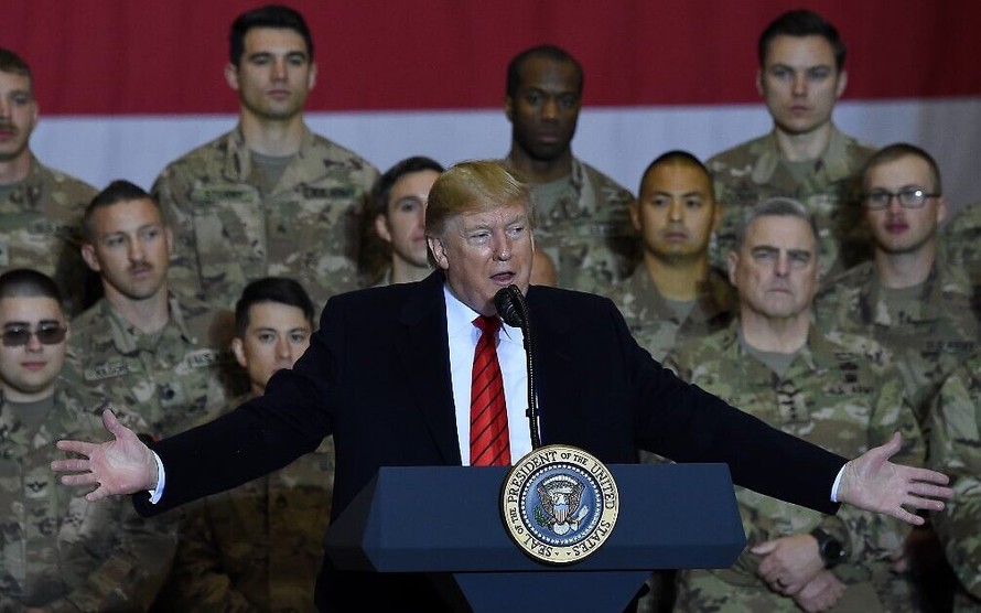Tổng thống Trump đọc diễn văn trong một lần tới thăm lính Mỹ ở Afghanistan Sputnik/Reuters