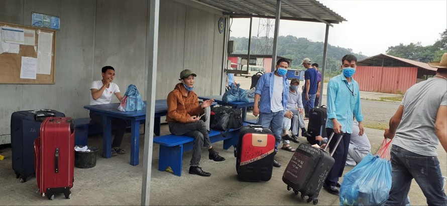  Công nhân Việt ở Guinea Xích đạo chuẩn bị di chuyển ra sân bay để về nước ngày 28/7/2020. (Ảnh công nhân cung cấp cho PV Ngọc Mai) 