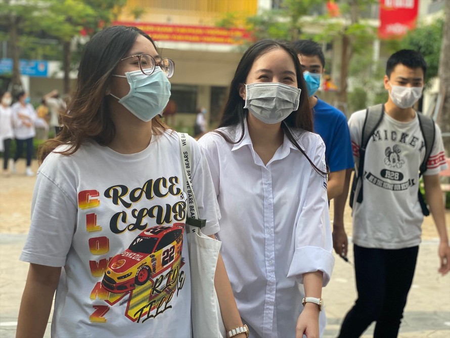 Thí sinh cười tươi sau khi hoàn thành kỳ thi tốt nghiệp THPT 2020 tại Hà Nội Ảnh: Nguyễn Hà 