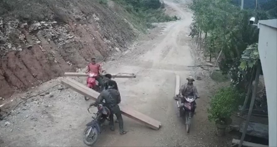 Lâm tặc chở gỗ từ rừng ra. Ảnh: Nguyễn Ngọc (cắt từ clip) 