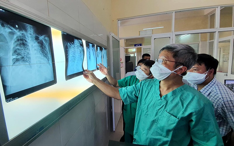 Kiểm tra công tác điều trị bệnh nhân COVID-19 tại Bệnh viện Phổi Đà Nẵng. Ảnh: Nhân Dân 