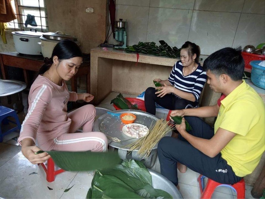 Tết 2020, không có tiền thưởng nhưng giáo viên trường Tiểu Học Pa Ủ - Lai Châu tích cực gói bánh chưng cho học sinh ăn Tết ảnh: Minh Khuyên