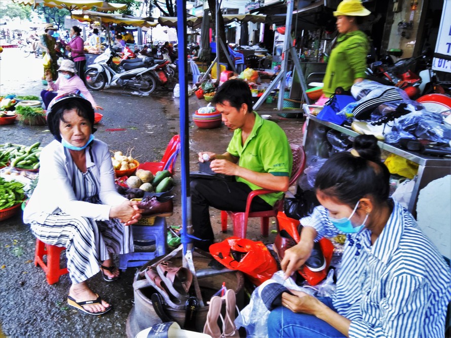 Đôi vợ chồng hành nghề gần chợ xóm Chiếu, quận  4. Ảnh: Trần Nguyễn Anh 