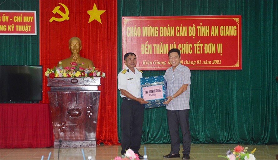 Anh Lâm Thành Sĩ, Bí thư Tỉnh Đoàn An Giang, tặng quà cho chiến sỹ Vùng 5 Hải quân ẢNH: HÒA HỘI 
