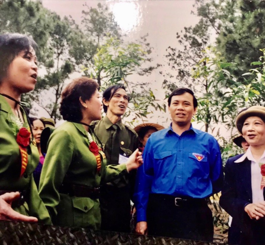 Ông Vũ Trọng Kim (thứ 2, từ phải sang) cùng đoàn văn công Tiếng hát át tiếng bom, hát đồng ca tại Quảng Bình năm 2000 