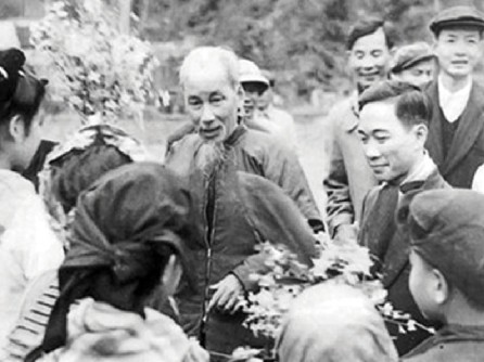 Bác Hồ thăm lại Pác Bó, Cao Bằng năm 1961 Nguồn: Bqllang.gov.vn 