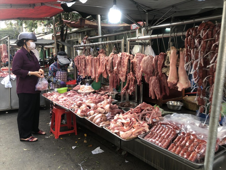 Thịt heo giảm giá, người Sài Gòn tranh thủ mua ăn Tết ảnh: U.P 