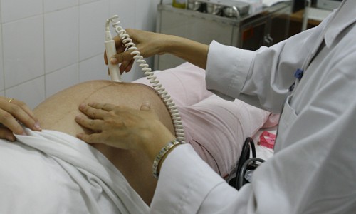 Khám thai tại Bệnh viện Phụ sản Trung ương Ảnh: Hồng vĩnh