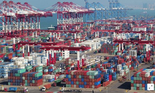Hàng hóa tại cảng Thanh Đảo, Sơn Đông Ảnh: Reuters