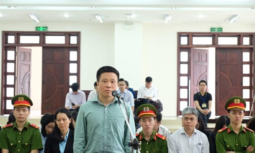 Tại phiên tòa trước đó, cựu Chủ tịch OceanBank - Hà Văn Thắm đề nghị các đơn vị, cá nhân trả lại 1.576 tỷ đồng lãi ngoài cho OceanBank