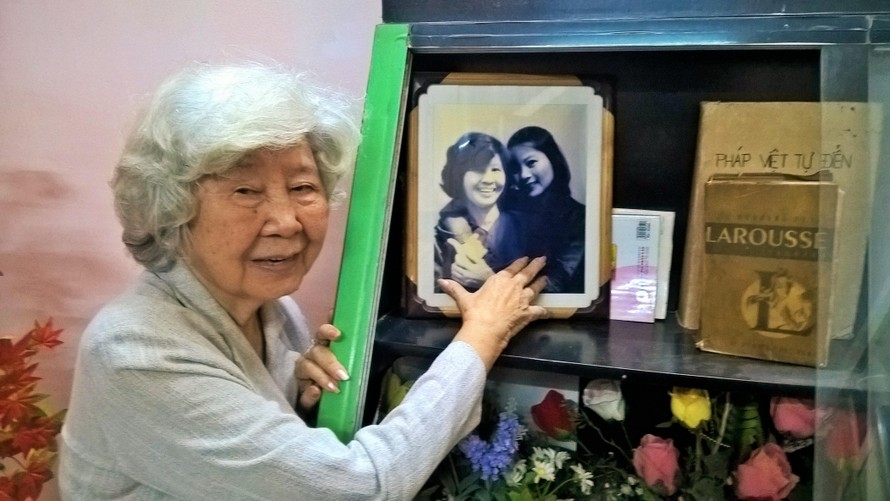 Cô Tám Thảo giới thiệu tấm ảnh chụp với em gái tại căn cứ Củ Chi Ảnh: Trần Nguyên Anh