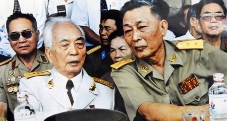 Tướng Đồng Sĩ Nguyên (phải) và Đại tướng Võ Nguyên Giáp 