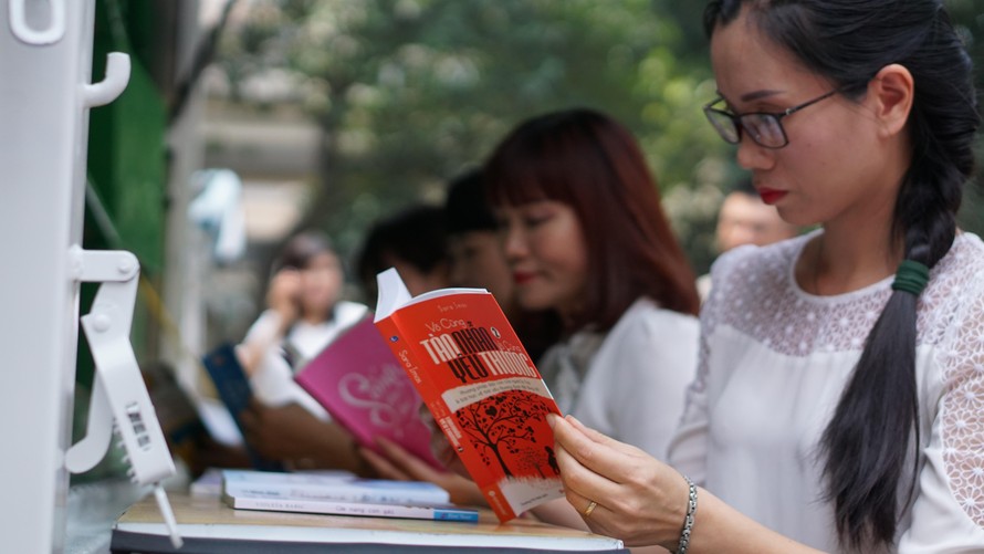 Ngày sách Việt Nam là một trong những dịp khuyến khích người dân đọc sách, nâng cao dân trí Ảnh: BẢO HÂN