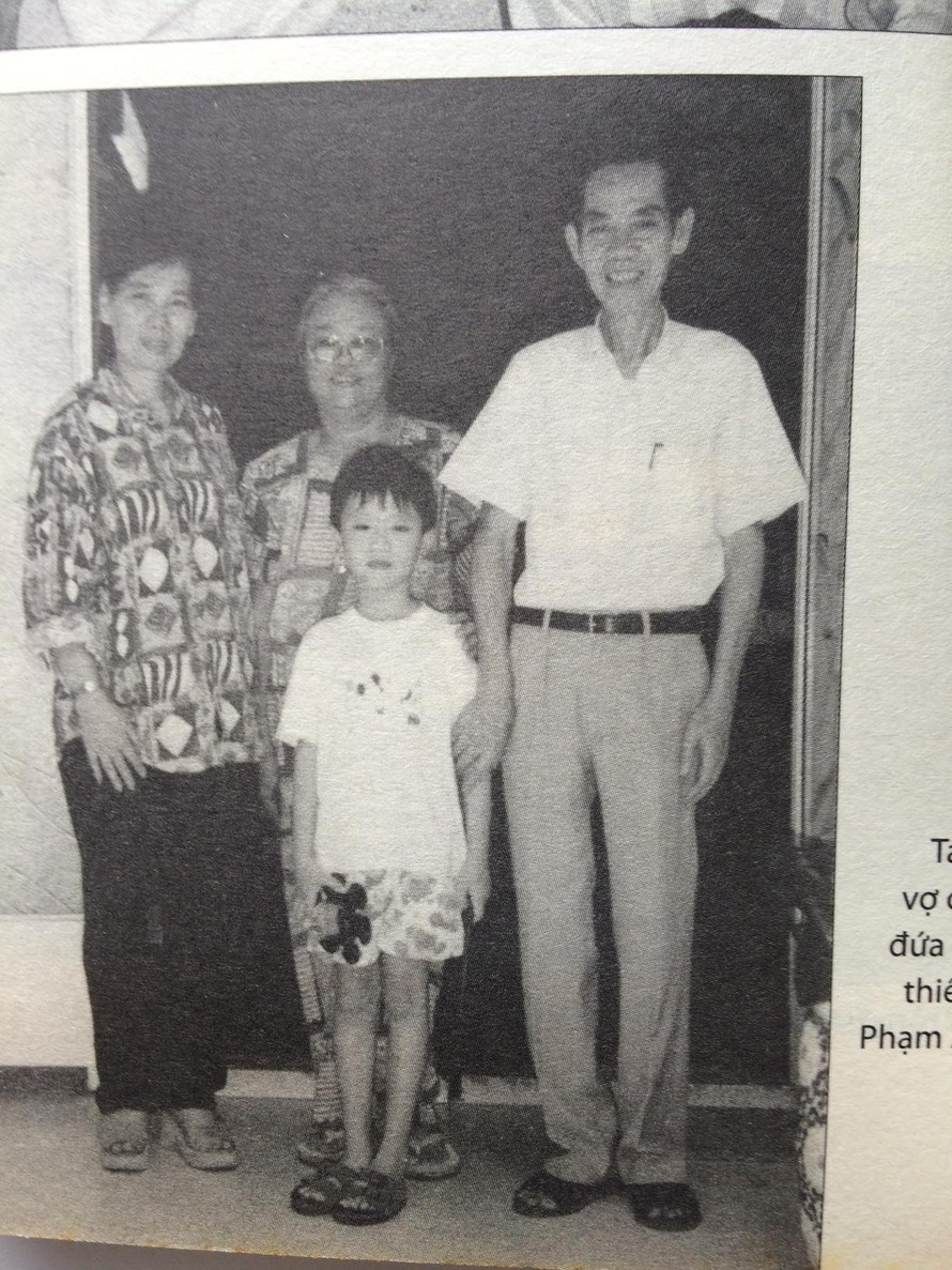 Tấm ảnh duy nhất chụp nhà báo Nguyễn Thị Ngọc Hải (trái) cùng Phạm Xuân Ẩn và vợ con của ông