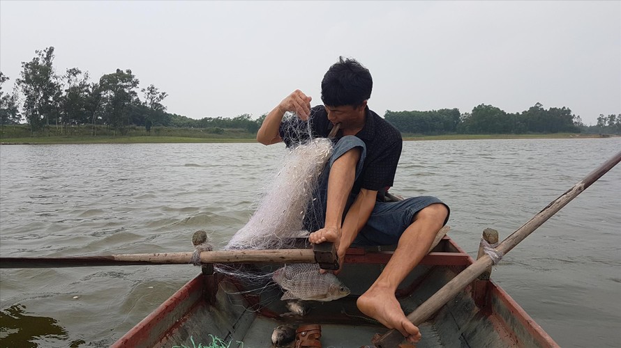 Anh Nguyễn Văn Trang thu mẻ lưới đầu tiền của ngày mới trên hồ Suối Hai (Ba Vì)
