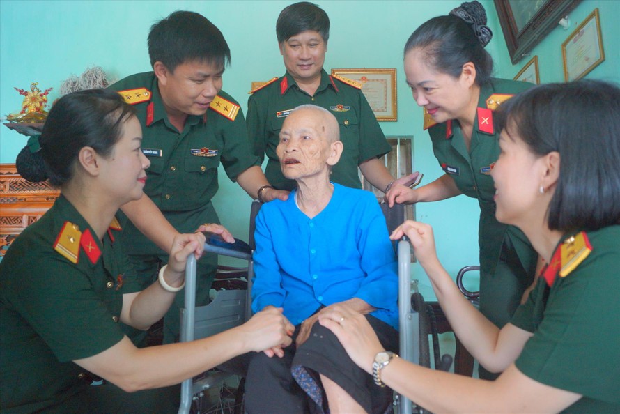 Ban tổ chức chương trình tri ân tại xã Tiến Xuân thăm hỏi Mẹ Việt Nam anh hùng Bùi Thị HẳnẢNH: NGUYỄN MINH