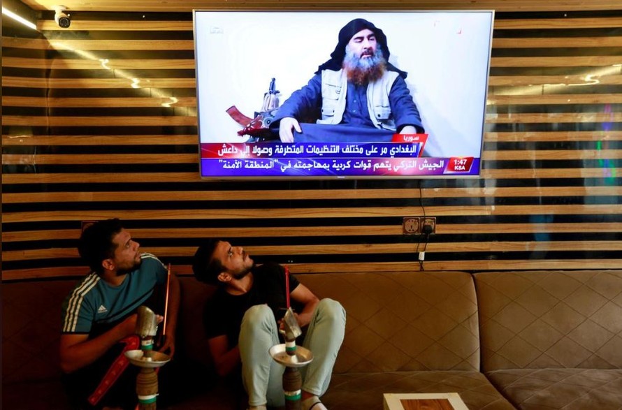 Hai thanh niên Iraq theo dõi thông tin về vụ tiêu diệt Baghdadi trên truyền hình ảnh: Reuters