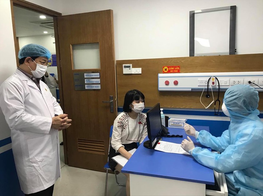 PGS.TS Lương Ngọc Khuê kiểm tra diễn tập thăm khám cho bệnh nhân nghi ngờ tại BV Medlatec 