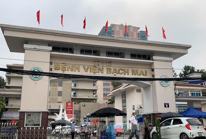 Giám sát chặt người ra vào Bệnh viện Bạch Mai- Ảnh: Hoàng Mạnh Thắng