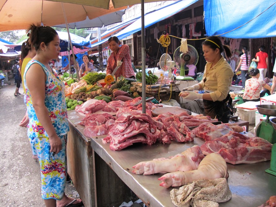 Theo Bộ NN&PTNT, giá thịt lợn từ người chăn nuôi đến tay người tiêu dùng phải qua 2-5 khâu trung gianẢnh: Bình Phương