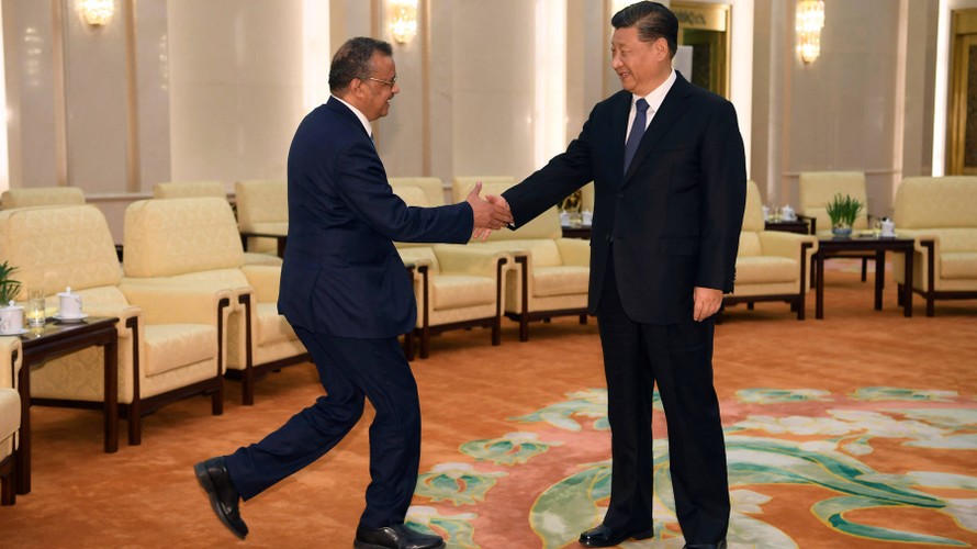 Tổng giám đốc WHO Tedros Adhanom Ghebreyesus gặp Chủ tịch Trung Quốc Tập Cận Bình trong chuyến thăm cuối tháng 2 Ảnh: Reuters 
