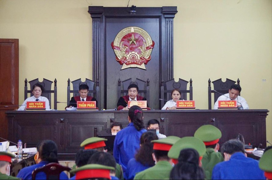 Phiên tòa xét xử vụ gian lận điểm thi ở Sơn La ngày 21/5Ảnh: Nguyễn Hoàn